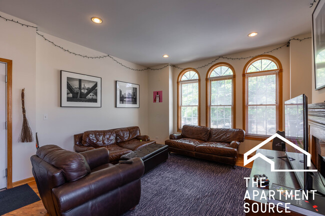 Foto del edificio - 2743 N Southport Ave