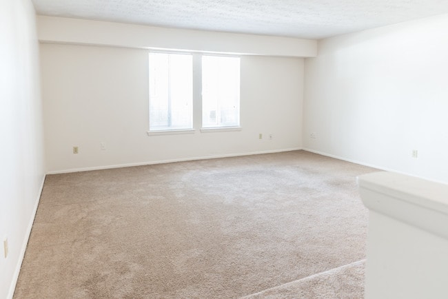 GARDEN LEVEL living room - Windsor Gardens Apartments