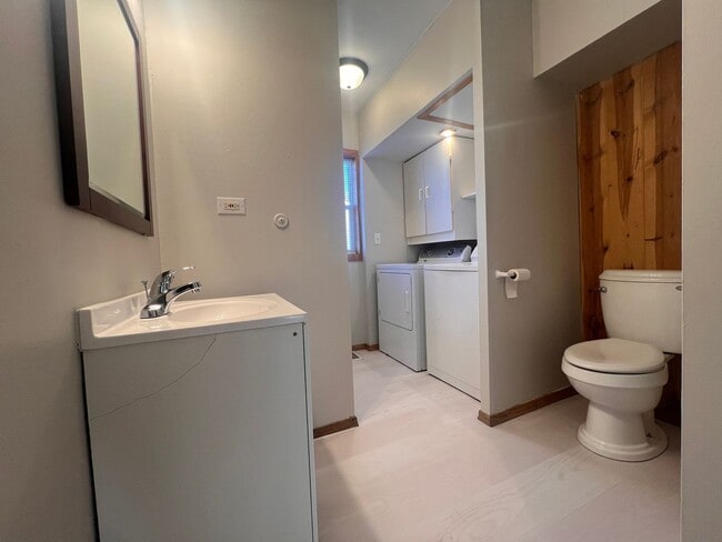 Foto del edificio - Freshly Renovated 2 Bed / 1 Bath Home on Corner Lot – Davenport, IA