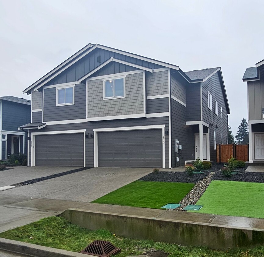 Foto principal - Brand New 4-Bedroom Duplex for Rent in Lacey!