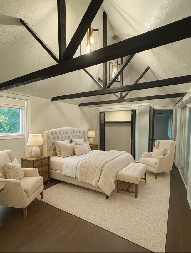 Main bedroom with large bathroom and walk-in closet and laundry room inside plus extra closet - 230 Reynolds Dr