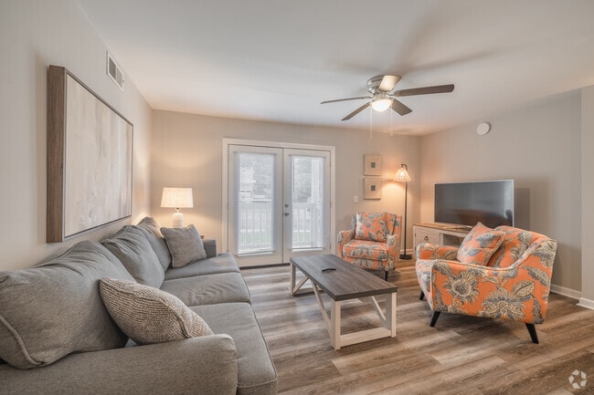 2BR, 2BA - 1,100SF - Living Room - 403 S Thomas Rd