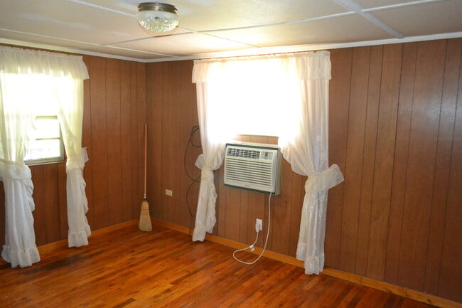 Building Photo - Small Student Apartment for One Person- VE...