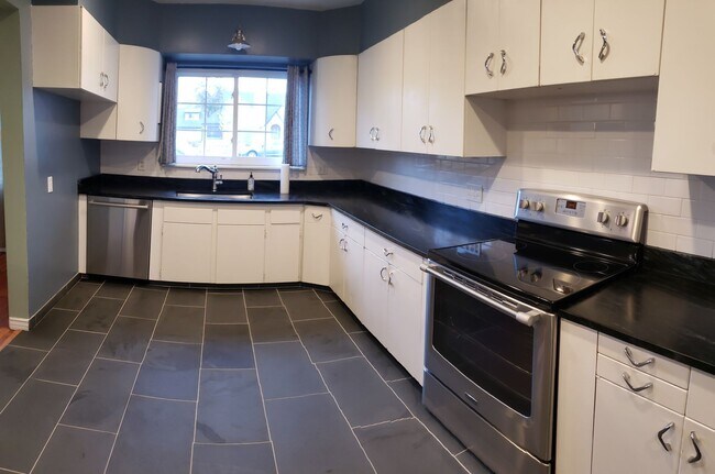 Building Photo - 3 bed 1.5 bath plus Office/Den Old South W...