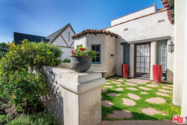 Foto del edificio - 131 S Martel Ave