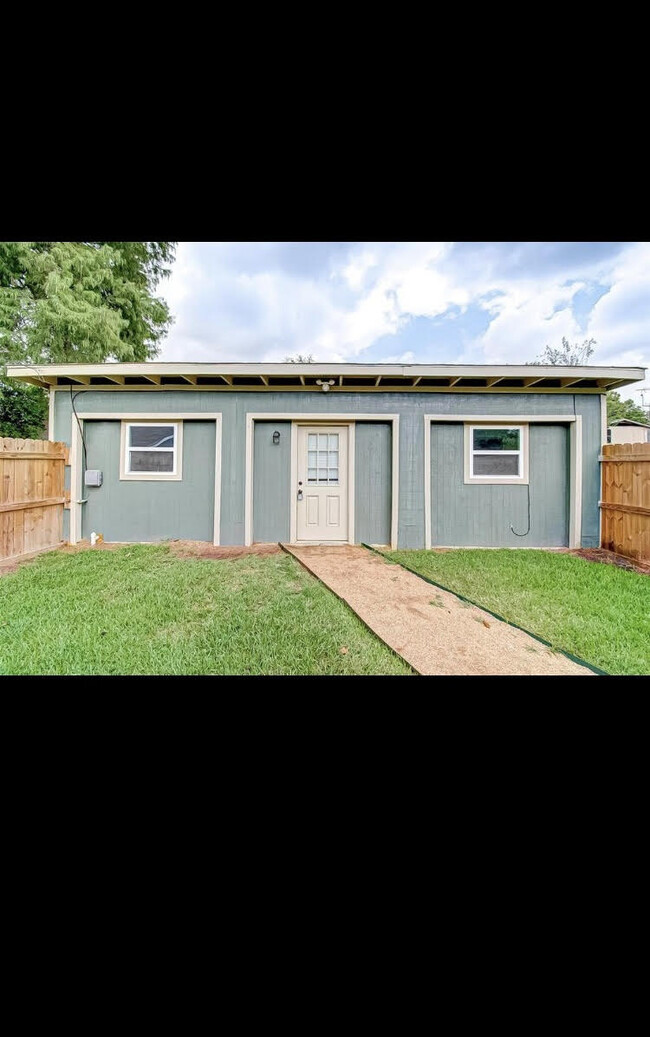 Building Photo - 108 E Gulf St