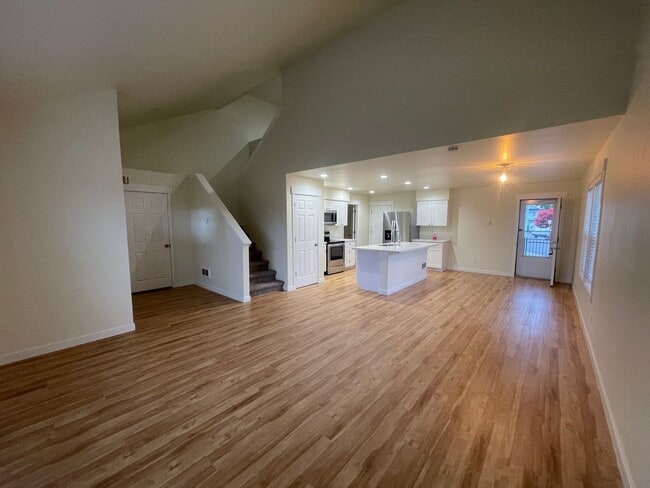 Foto del edificio - 2 story 3 bedrooms and  2 1/2 bath!