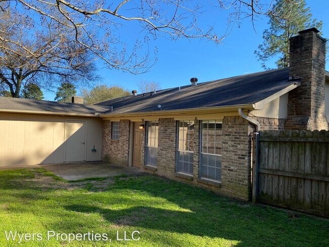 Building Photo - 2100 Oak Hollow St