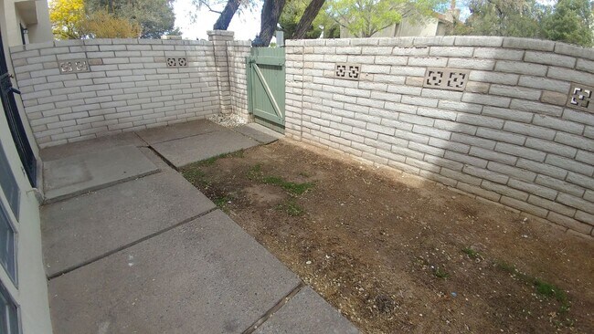 Building Photo - Don't miss this cute 2 bedroom 2.5 bath to...