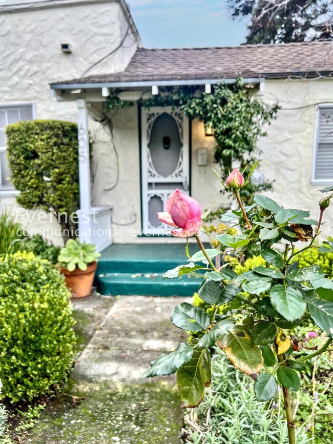 Building Photo - 605 E Santa Inez Ave