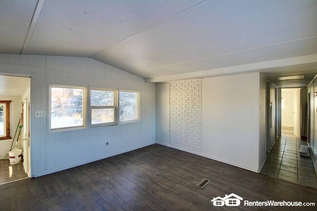 Foto del edificio - New Price!!!!- 4BD/1.5BA Unit in the Center of Downtown Fraser!