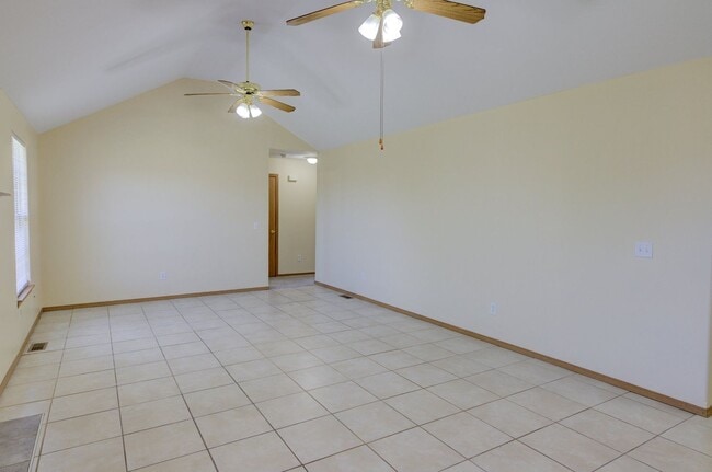 Building Photo - 3 Bedroom in Republic Schools!