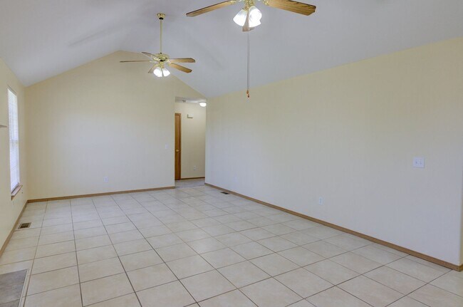 Foto del edificio - 3 Bedroom in Republic Schools!