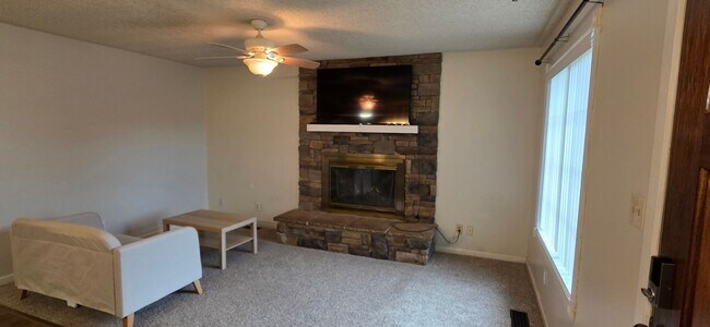 Foto del edificio - Stunning 4-bedroom, 2.5-bathroom home near...