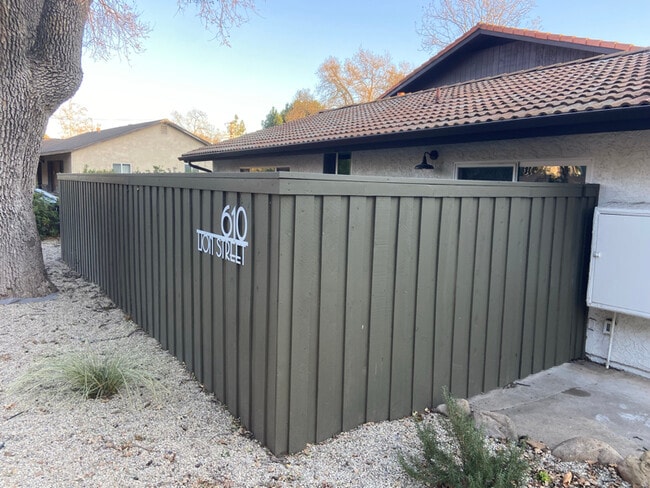 Building Photo - 610 Lion St