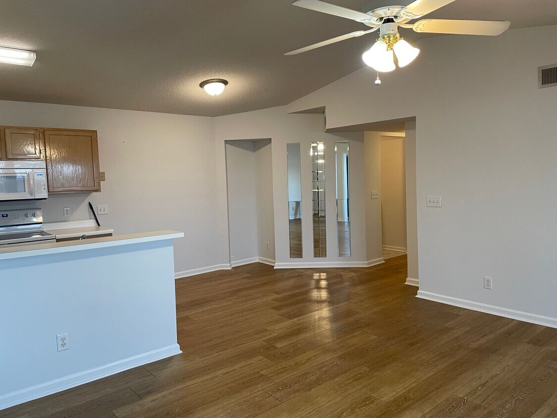 Foto principal - Nice 2 bedroom/2 bath condo with lakeview ...