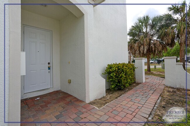Foto del edificio - **OFFERING ONE MONTH FREE RENT**NEW PHOTOS...