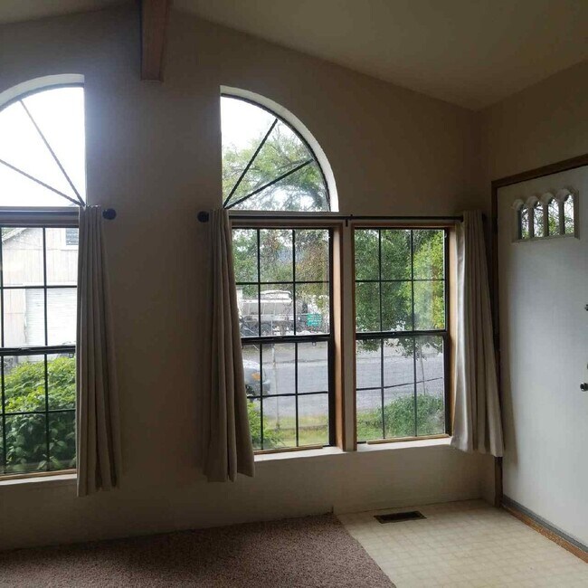 Building Photo - Welcoming and Spacious 3 Bedroom 2 Bathroo...
