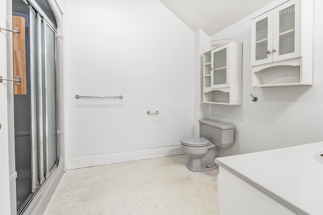 Building Photo - 190 Victoria St N