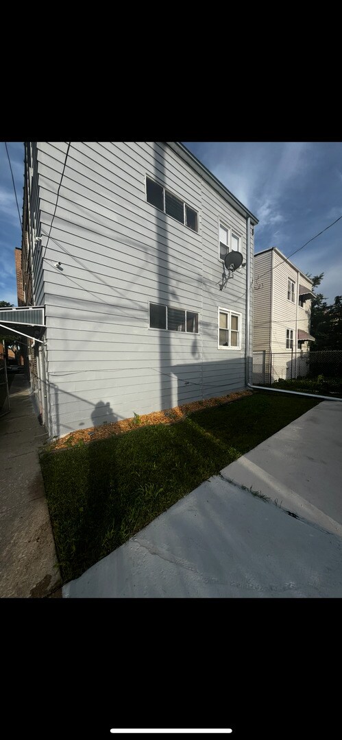 Building Photo - 8236 S Sangamon St