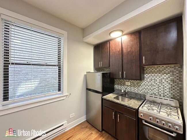 Building Photo - 4342 N Damen Ave