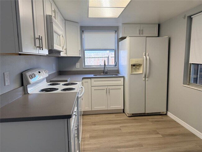 Foto del edificio - 8437 Luray Dr