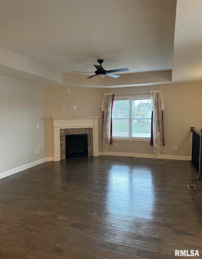 Building Photo - 600 Burberry Ln