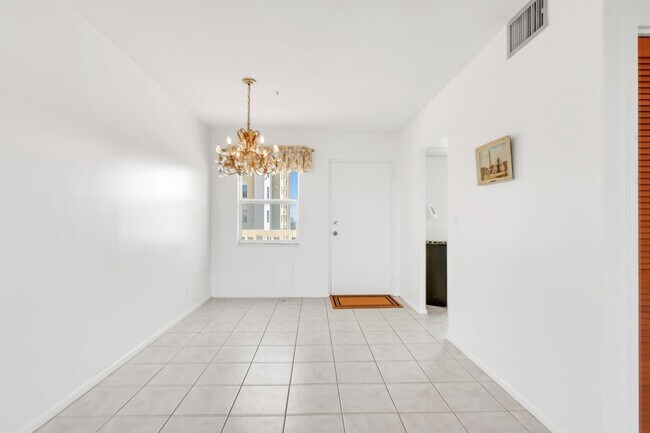Foto del edificio - 2555 NE 11th St