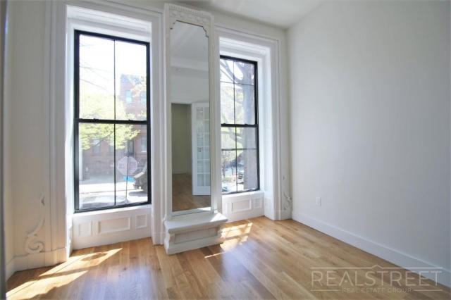 Foto del edificio - 3 bedroom in BROOKLYN NY 11206