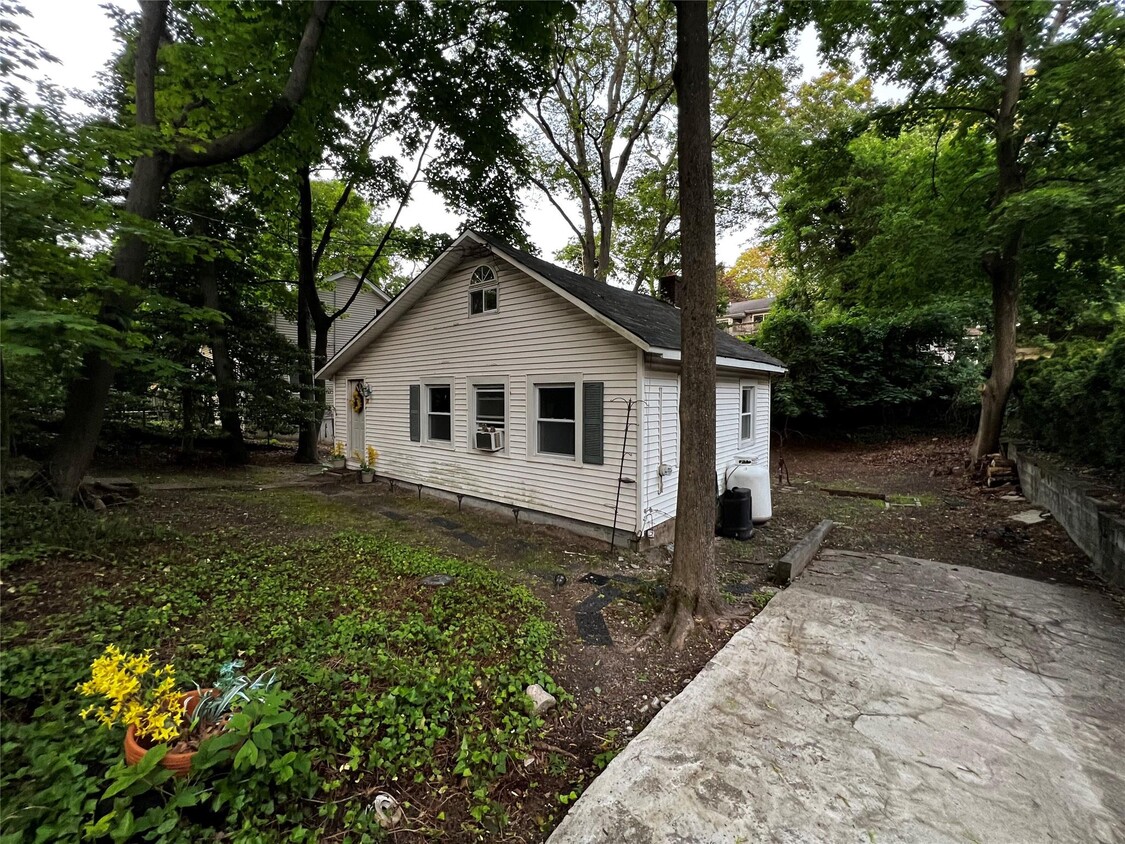 Building Photo - 37 Rosewood Rd