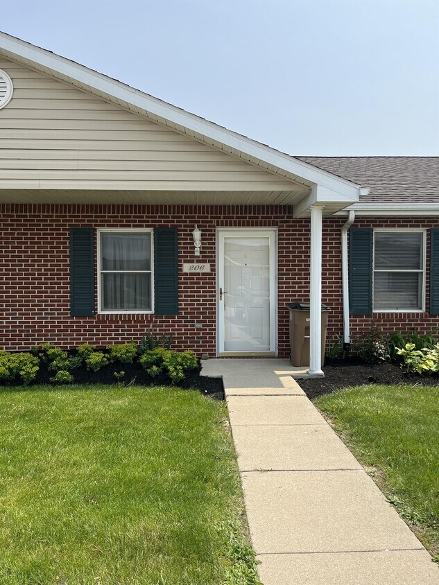 Primary Photo - 206 Sunset Dr