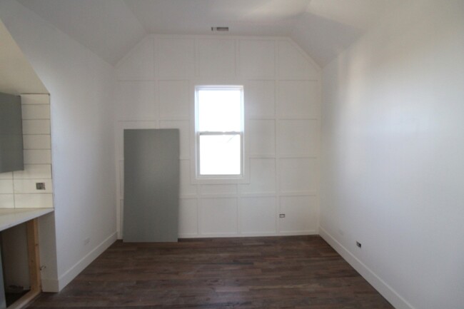 Building Photo - 3450 N Troy St