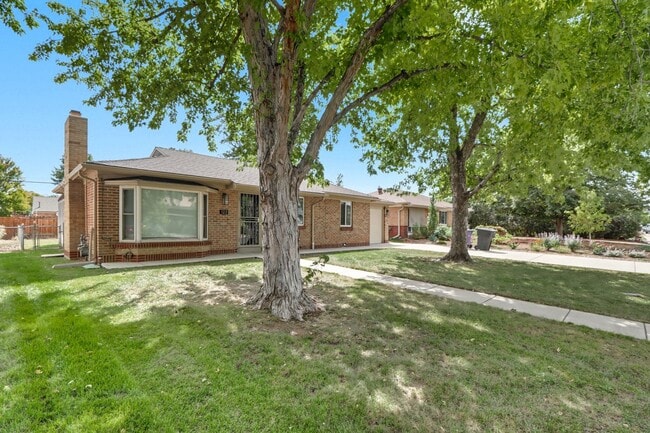 Building Photo - 3 bed 1 bath Ranch in Lowry in Denver