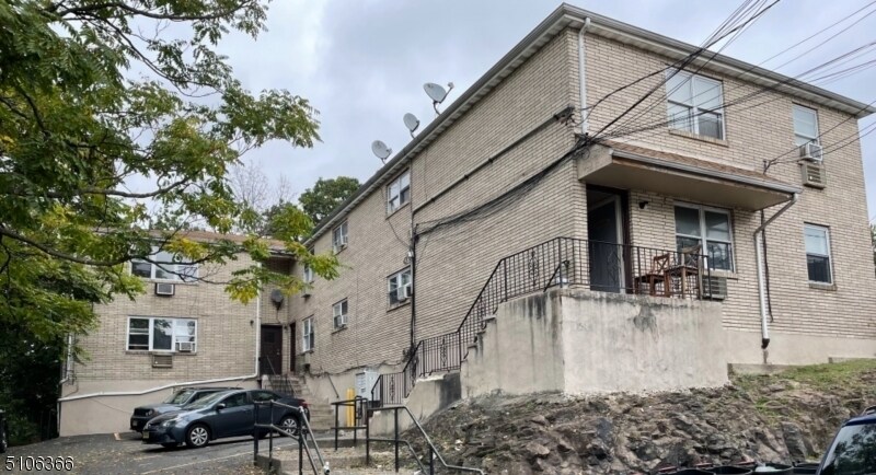 Primary Photo - 112 Coral St