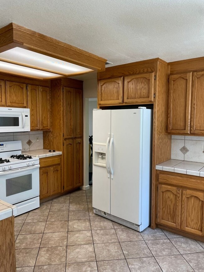 Building Photo - 5bd 3ba