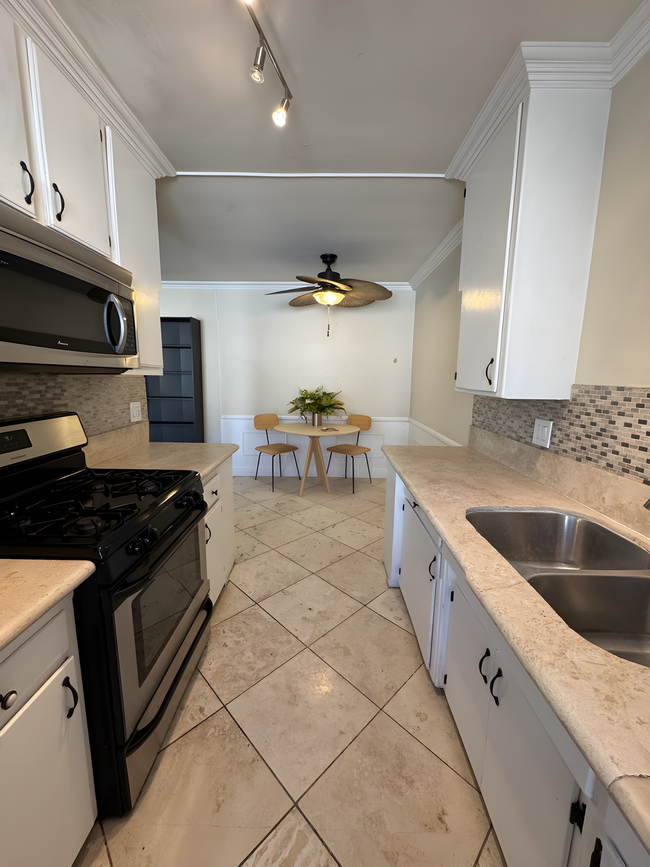 Foto del edificio - 1328 N McCadden Pl
