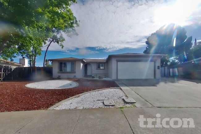 Building Photo - 1432 Lilac Ln