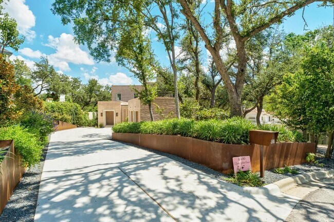 Foto del edificio - 4500 River Wood Ct