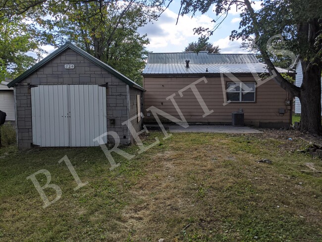 Building Photo - 724 N Elm St