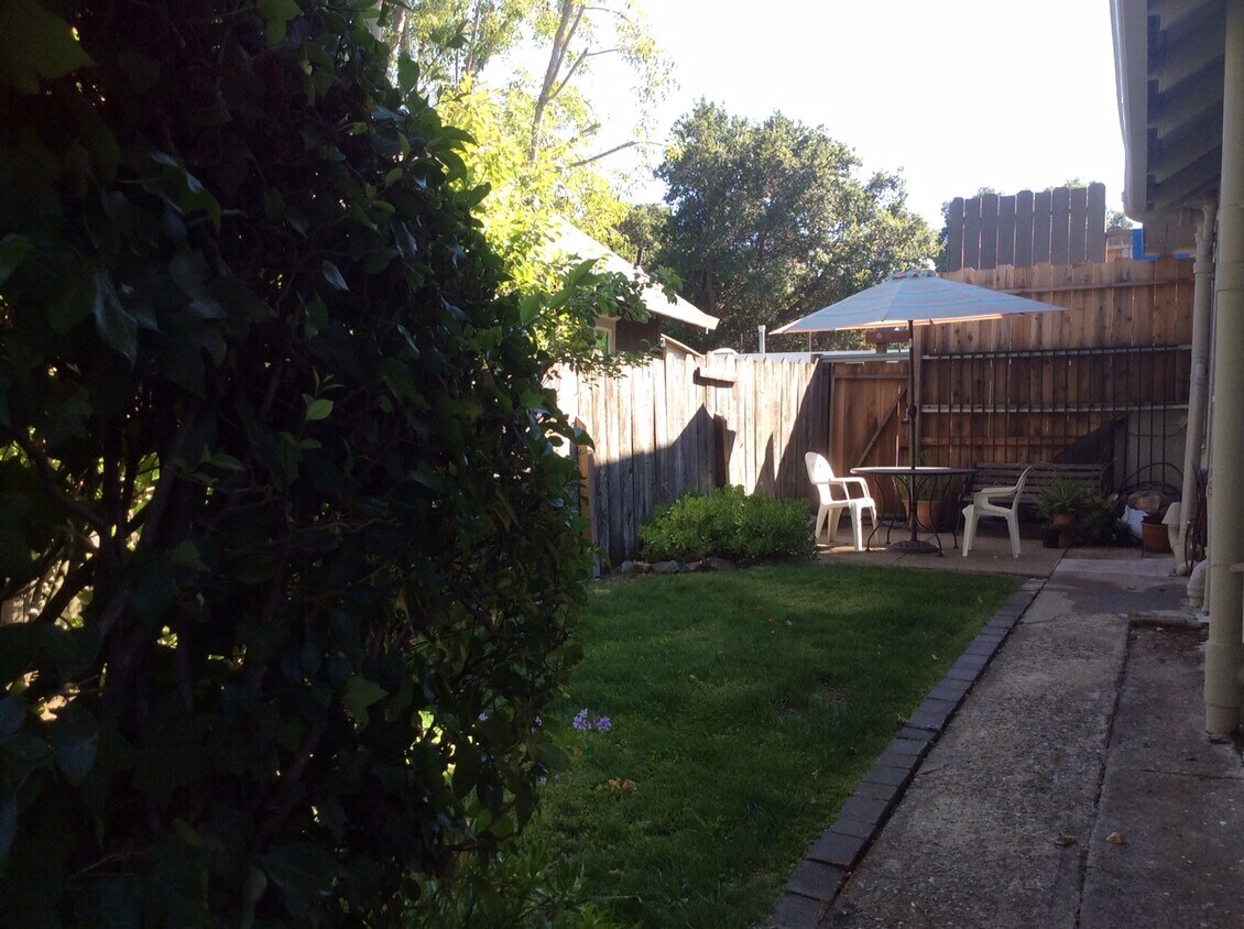 Foto principal - 1389 Sir Francis Drake Blvd