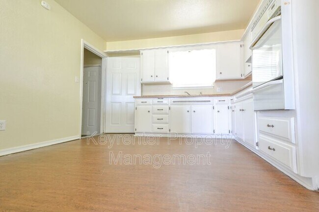 Building Photo - 3137 SW 65th Pl