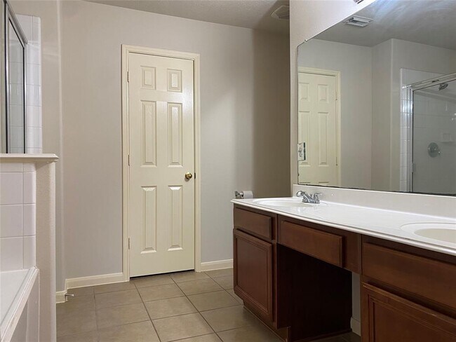 Building Photo - 9015 Ferndale View Dr