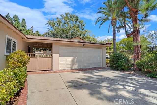 Building Photo - 1901 La Colina Dr