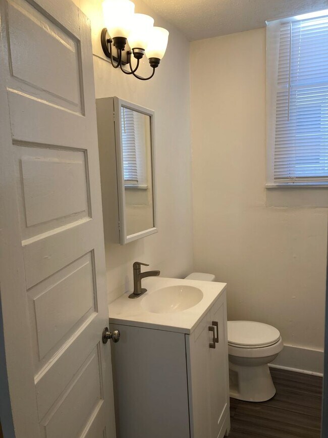 Foto del edificio - Two bedroom House For Rent S. Floyd Street
