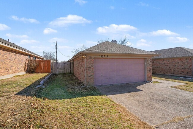 Foto del edificio - Discover this inviting 3 bedroom, 2 bathroom rental nestled in Cleburne, Texas, offering a spacio...