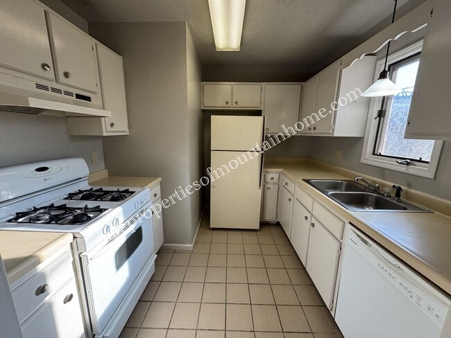 Building Photo - 605 Cooper Estates Dr