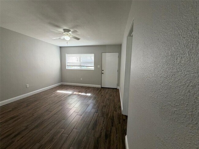Building Photo - 509 Varsity St
