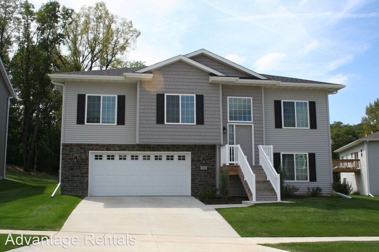 Primary Photo - 4 br, 3 bath House - 1044 Manitou Trail