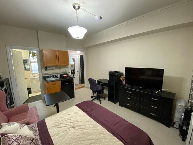 Building Photo - Have Breakfast at Tiffany's! Cozy Studio a...