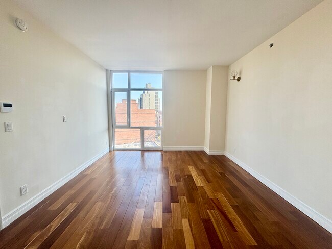 Foto del edificio - 61-18-18 Austin St